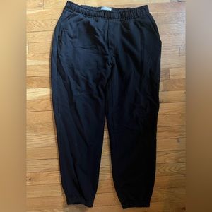 Everlane sweatpants
Never worn
Size L 
Black